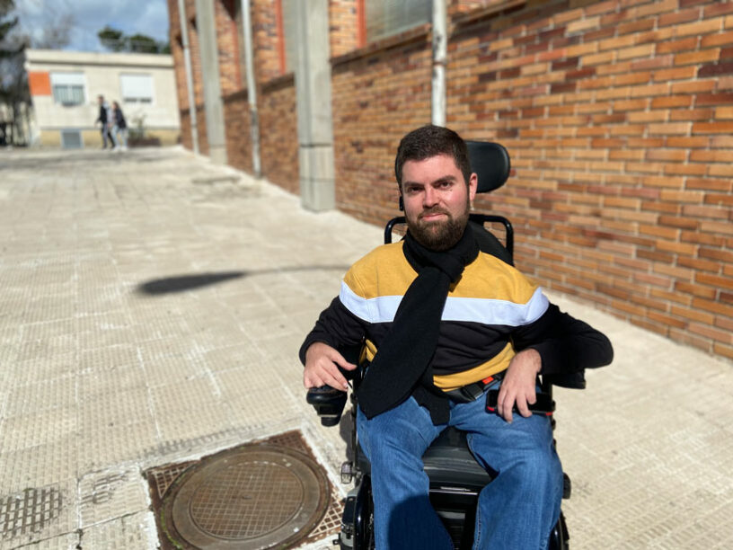 Sergio González tiene discapacidad y lucha por tener más horas de asistente personal