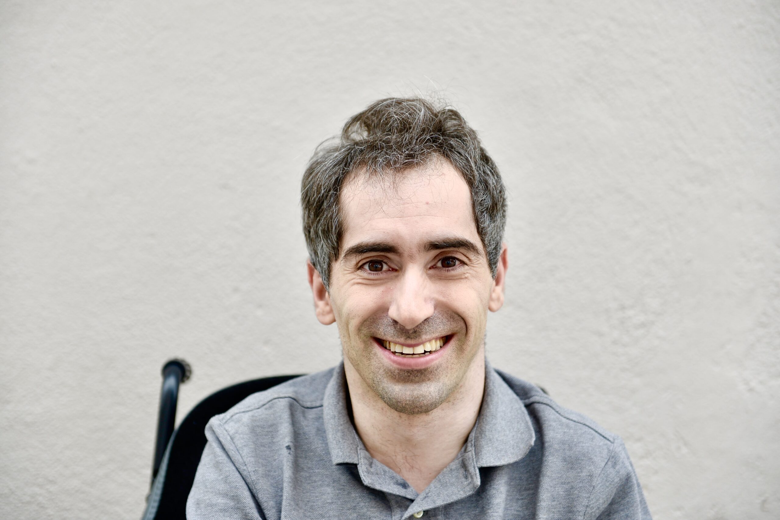 Javi Aceytuno tiene paralisis cerebral y vive en una casa para él solo gracias a que tiene asistentes personales