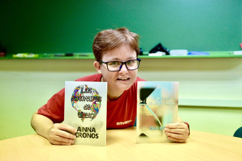 Verónica Gómez Ramos tiene síndrome de Down mosaicismo y escribe libros con el seudónimo de Anna Cronos